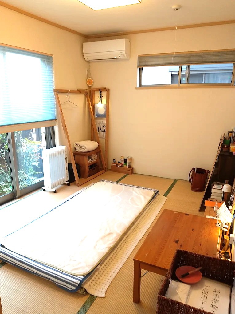 神田整体室の施術室。畳の上に施術マット。落ち着いた和の空間。